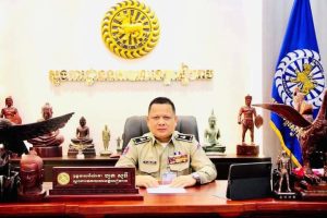 កាលពីថ្ងៃទី១៨ ខែកុម្ភៈ ឆ្នាំ២០២៦ វេលាម៉ោង ២០នាទី ០០នាទីនៅចំណុចភូមិគោកធ្លក ឃុំ កណ្ដែក ស្រុកប្រាសាទបាគង ខេត្តសៀមរាប ជនសង្ស័យឈ្មោះ ចាន់ ភារិន បានសុំខ្ចីម៉ូតូ ម៉ាកហុងដា ទ្រីម ពណ៍ខ្មៅ ផ្លាកលេខ 1KRភ្នំពេញ 7189 របស់ឈ្មោះ ភា សុខភាព ភេទស្រី អាយុ១៩ ឆ្នាំ(ជាជនរងគ្រោះ) ដោយខ្ចី និងម្ដាយឈ្មោះ សាយ សាលឿត អាយុ៤២ឆ្មាំ ដោយនិយាយកុហកថា ខ្ចីម៉ូតូ ទៅយកប្រពន្ធមួយភ្លែត ពេលខ្ចីបាន ជនសង្ស័យ ខាងលើបានទៅយកប្រពន្ធឈ្មោះ ឃុត សុភ័គ្គ (ជាជនសង្ស័យ)នៅផ្ទះ ឈ្មោះថា ភេទស្រីរស់នៅភូមិឃុំកើតហេតុខាងលេី ក្រោយមកជនសង្ស័យ និងប្រពន្ធ បានបើកម៉ូតូឌុបគ្នា គេចខ្លួនបាត់ ។ បន្ទាប់ពីទទួលបាន ពាក្យបណ្តឹង របស់ជនរងគ្រោះ និង អនុវត្តន៍តាមការចង្អុលបង្ហាញពី លោកឧត្តមសេនីយ៍ទោហួត សុធី ស្នងការនៃស្នងការដ្ឋាននគរបាលខេត្តសៀមរាប កម្លាំងនគរបាលស្រុកប្រាសាទបាគង សហការជាមួយនគរបាលផែនការងារព្រហ្មទណ្ឌខេត្តសៀមរាប បានបើកការស្រាវជ្រាវ និងសហការជាមួយ កម្លាំងនគរបាល នៃអធិការដ្ឋាននគរបាលស្រុកព្រៃឈរ ខេត្តកំពង់ចាម យើងបាន ធ្វើការឃាត់ខ្លួន ជនសង្ស័យ ទាំង០២ នាក់មកសាកសួរនាំ ។ -ជនសង្ស័យទី០១/ ឈ្មោះ ចាន់ ភារិន ភេទប្រុស អាយុ ៤៦ឆ្នាំមុខរបរ ធ្វើកម្មករ មានស្រុក កំណើតនៅភូមិ អូរបេង ឃុំមេសូជ្រៃ ស្រុកស្ទឹងត្រង់ ខេត្តកំពង់ចាម និងទីលំនៅបច្ចុប្បន្នភូមិក្រាំង ឃុំសុកចិត្ត ស្រុកសណ្ដាន់ ខេត្តកំពង់ធំ (ប្រវត្តិទោសគ្មាន)។ -ជនសង្ស័យទី០២/ ឈ្មោះ ឃុត សុភ័គ្គ ភេទស្រី អាយុ ៣១ឆ្នាំមុខរបរកម្មករ មានស្រុកំណើត និងទីលំនៅបច្ចុប្បន្នភូមិ ក្រាំង ឃុំសុកចិត្ត ស្រុកសណ្ដាន់ខេត្តកំពង់ធំ(ប្រវត្តិទោសគ្មាន)។ នៅចំពោះមុខសមត្ថកិច្ចយើង ជនសង្ស័យ បានឆ្លើយសារភាពថា បន្ទាប់ពីខ្ចីម៉ូតូ របស់ជនរងគ្រោះបានហើយ ជនសង្ស័យបានជិះម៉ូតូទៅឌុបប្រពន្ធ នាំគ្នាជិះឆ្ពោះទៅ ទិសខាងកើត ដើម្បីយកម៉ូតូ ទៅរកកន្លែងលក់(ស៊ីដាច់) ពេលជិះ ទៅដល់ផ្សារកំពង់ក្ដីស្រុកជីក្រែង ជនសង្ស័យ ទាំងពីរនាក់ខាងលេីបានកាក់រថយន្តក្រុង ដាក់ម៉ូតូ និងជិះរថយន្តទៅភ្នំពេញ ពេលទៅដល់ភ្នំពេញ ខ្លួន និងប្រពន្ធ បានជួលផ្ទះសំណាក់ដេក ក្រោយមកក៏ធ្វើដំណើរត្រឡប់ មកខេត្តកំពង់ចាម ដល់ចំណុច(ព្រៃទទឹង)ក្នុងស្រុកព្រៃឈរ ខេត្តកំពង់ចាម នាថ្ងៃទី១៩ ខែកុម្ភៈ ឆ្នាំ២០២៦ ក៏ជិះ ចូលផ្ទះរបស់ឈ្មោះ ដំ ភេទ ប្រុស ដែលត្រូវជាមិត្តភក្តិ ដើម្បីដោះផ្លាកលេខម៉ូតូ ដោយជនសង្ស័យ(ប្ដី)ជាអ្នកដោះ បន្ទាប់មក ក៏បន្តរដំណើរ បានប្រហែល៤ គីឡូម៉ែត្រ ហួសសាលាស្រុកព្រៃឈរ ក៏ត្រូវ កម្លាំងសម្ថតកិច្ចឃាត់ខ្លួនបានតែម្ដង។ + វត្ថុតាងដកហូត ម៉ូតូចំនួន១គ្រឿង ម៉ាកហុងដាទ្រីម ពណ៌ខ្មៅ ផ្លាកលេខ 1-kR-7189 ប្រគល់ជូនជនរងគ្រោះវិញ ។ + យើងបានធ្វើតេស្ត រកសារធាតុញៀន តាមរយះទឹកនោមជនសង្ស័យ ជាលទ្ធផល វិជ្ជមាន ទាំង០២ នាក់។ ជនសង្ស័យ និងវត្ថុតាង ត្រូវបាននគរបាលជំនាញយើង កសាងសំណុំរឿង បញ្ជូនទៅតុលាការ ដើម្បីជិតការ តាមនីតិវិធីច្បាប់។